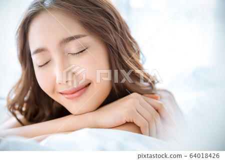 女人,美麗,美麗,睡眠,床,臥室,放鬆 女人,美麗,美麗,睡眠,床,臥室,放鬆 64018426
