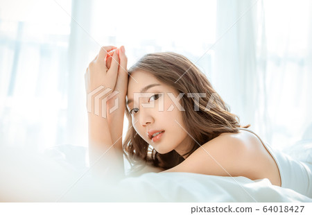 女人,美麗,美麗,睡眠,床,臥室,放鬆 女人,美麗,美麗,睡眠,床,臥室,放鬆 64018427