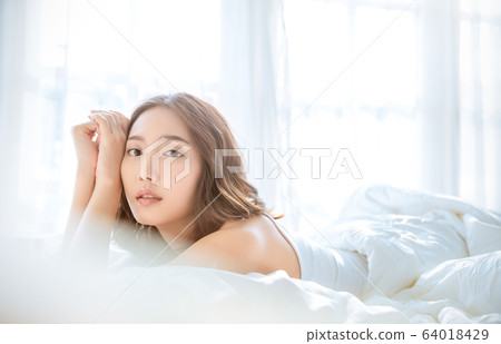 Woman, beautiful, beautiful, sleep, bed, bedroom, relax 64018429