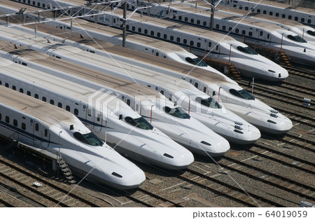 N700系列新幹線列車在車庫中排隊 64019059