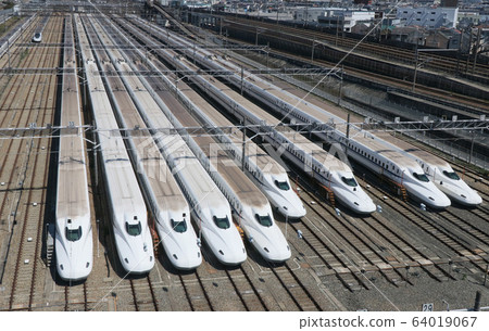 新幹線N700系列在車庫裡排隊 64019067