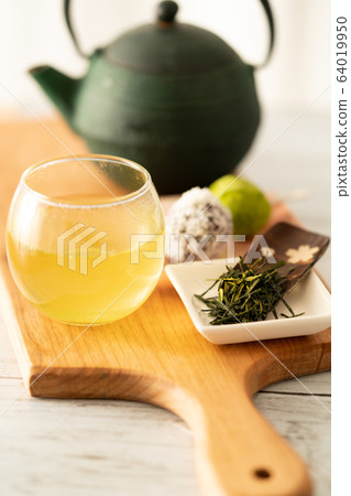 A break with Japanese tea and Japanese sweets 64019950