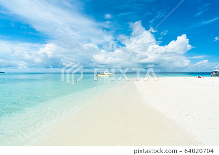 Paradise white sand beach and blue sky in sandbank island, Maldives 64020704