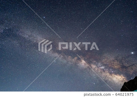 Kitadake Milky Way seen from a hut on the shoulder [Yamanashi Prefecture] 64021975