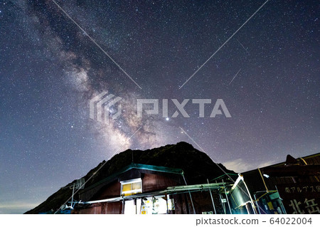 Kitadake Milky Way seen from a hut on the shoulder [Yamanashi Prefecture] 64022004