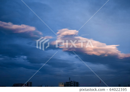 Evening cloud 64022395