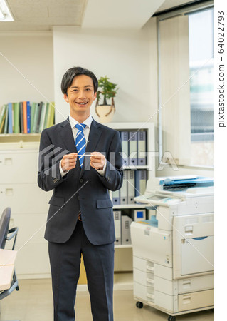 Businessmen business card exchange 64022793