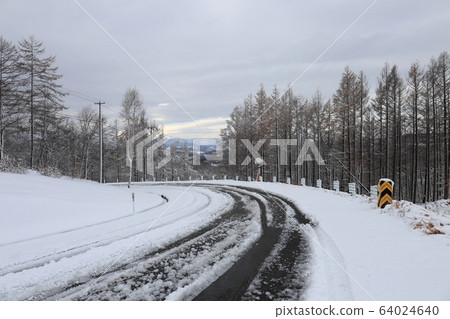 北海道十勝積雪的道路曲線 北海道十勝積雪的道路曲線 64024640