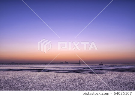 Sea, dawn, morning, sunrise, Yongyu Island, Jung-gu, Incheon Sea, dawn, morning, sunrise, Yongyu Island, Jung-gu, Incheon 64025107