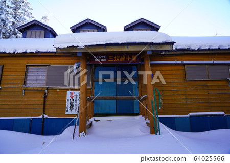 Mifushi Pass hut in winter Mifushi Pass hut in winter 64025566