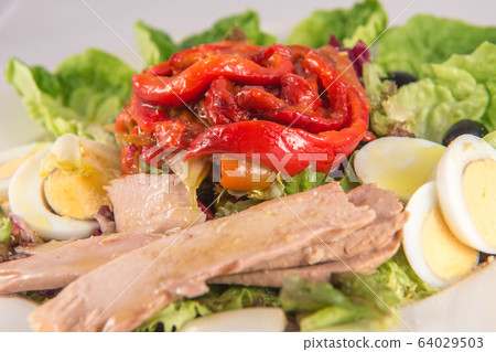 Zorongollo roast pepper salad with lettuce, bonito and bolied egg Zorongollo roast pepper salad with lettuce, bonito and bolied egg 64029503