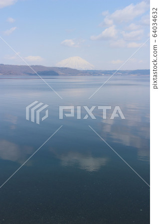 洞爺湖,鹽亭山和雲,洞爺湖溫泉的景色 洞爺湖,鹽亭山和雲,洞爺湖溫泉的景色 64034632