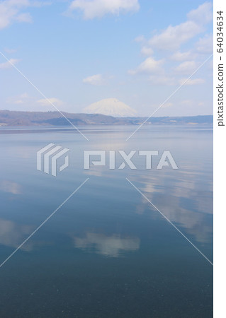 Lake Toya, Mt.Yotei and Clouds, View from Lake Toya Hot Spring Lake Toya, Mt.Yotei and Clouds, View from Lake Toya Hot Spring 64034634