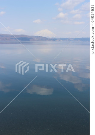 洞爺湖,鹽亭山和雲,洞爺湖溫泉的景色 洞爺湖,鹽亭山和雲,洞爺湖溫泉的景色 64034635