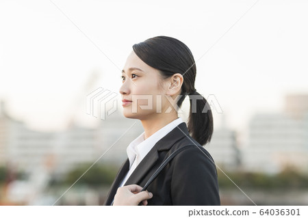 新生婦女 64036301