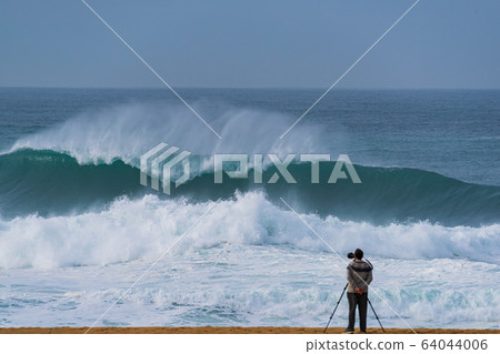大浪納薩爾葡萄牙墜毀並打破在葡萄牙拿撒勒海岸 64044006