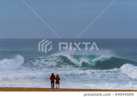 大浪納薩爾葡萄牙墜毀並打破在葡萄牙拿撒勒海岸 64044009