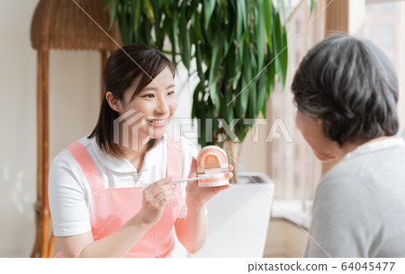 女高級口腔衛生師 64045477