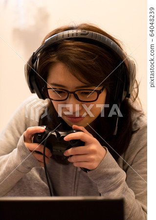 Gamer women 64048239