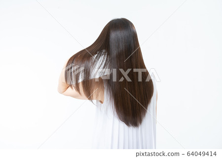 舉起乾燥頭髮的女高管 64049414