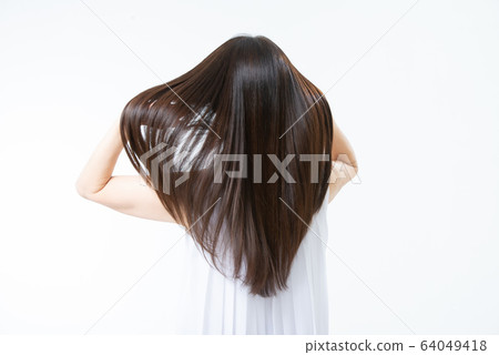 舉起乾燥頭髮的女高管 64049418