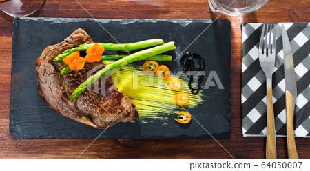 Juicy roasted beef entrecote Juicy roasted beef entrecote 64050007