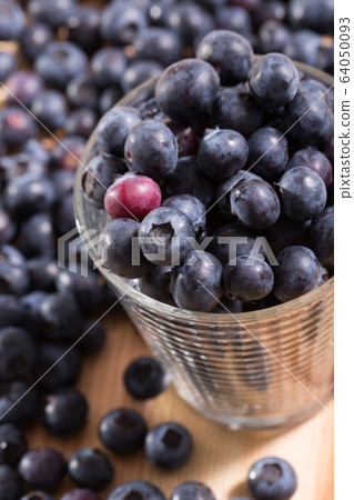 Blueberries on wooden board 64050093