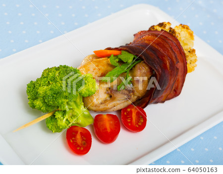 Broiled quail in jamon on skewer with vegetables Broiled quail in jamon on skewer with vegetables 64050163