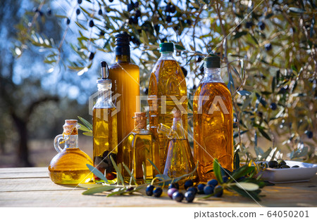 Olive oil in glass decanters and bottles 64050201