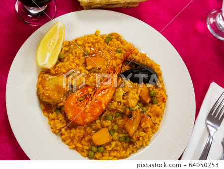 Paella with seafood– traditional Spanish dish 64050753