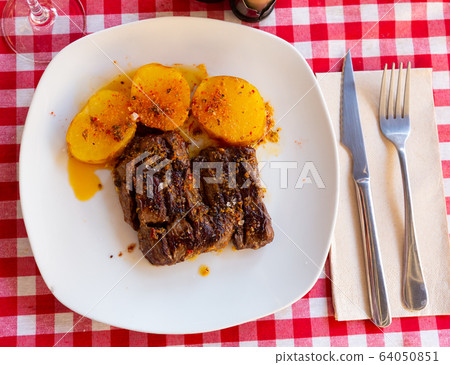 Grilled veal in chimmichurri with potatoes al Caliu 64050851