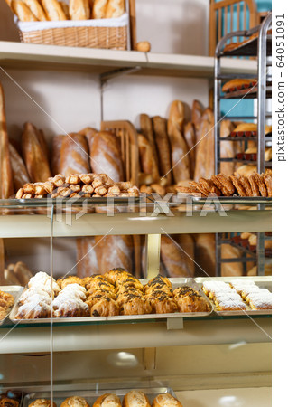 Showcase of bakery shop 64051091