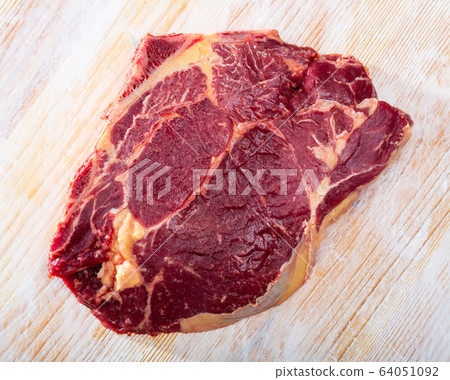 Raw veal chop 64051092