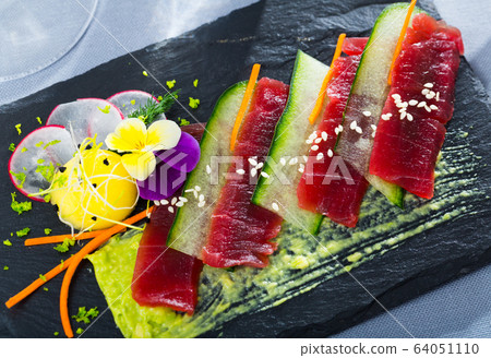 Tuna sashimi served with mango Tuna sashimi served with mango 64051110