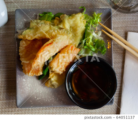 Fried vegetable tempura served with lettuce and sauce 64051137