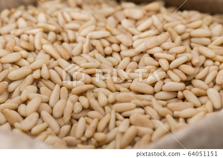 Image of white pine nut in container 64051151