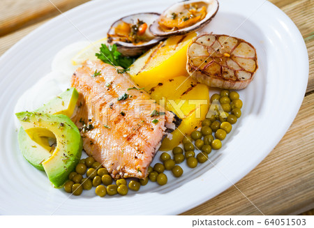 Trout fillets with dog cockles and vegetables 64051503