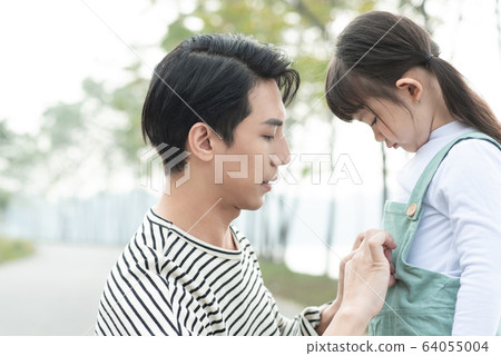 父親和女兒在戶外玩 64055004