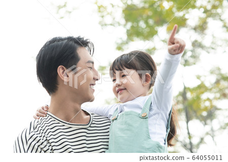 Father and daughter playing outdoors 64055011