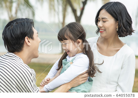 Parent and child playing outdoors 64055078