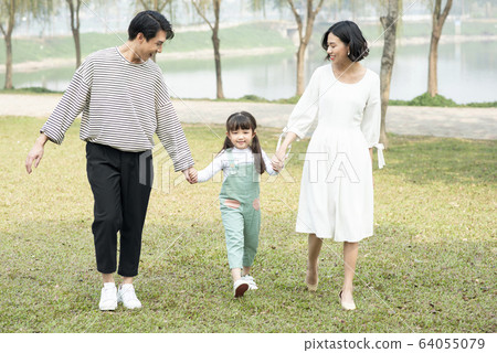 Parents walking in the park 64055079