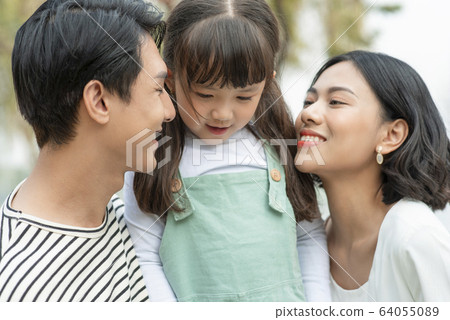 父母和孩子在戶外玩 64055089