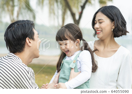 父母和孩子在戶外玩 父母和孩子在戶外玩 64055090