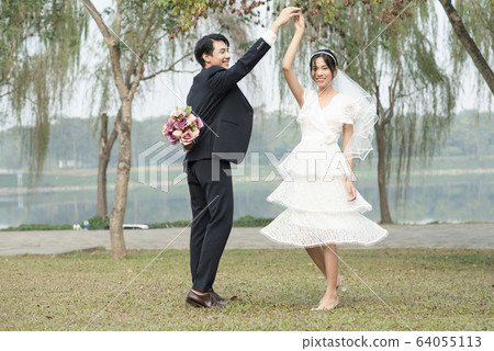 幾個婚禮肖像在戶外 幾個婚禮肖像在戶外 64055113