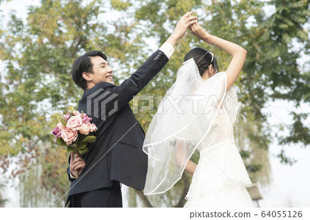 Couple wedding portrait outdoors Couple wedding portrait outdoors 64055126