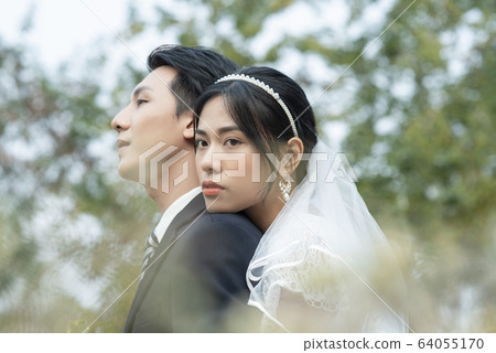 Couple wedding portrait outdoors Couple wedding portrait outdoors 64055170