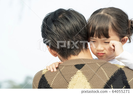 父親安慰一個哭泣的女孩 64055271