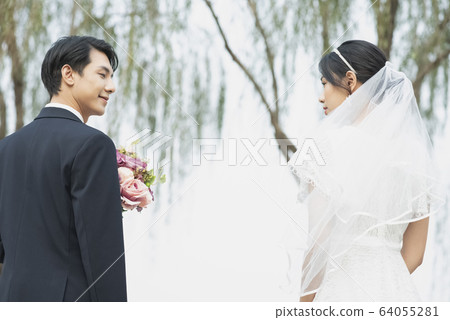 幾個婚禮肖像在戶外 幾個婚禮肖像在戶外 64055281