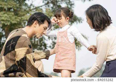 父母擔心受傷的女孩 父母擔心受傷的女孩 64055282