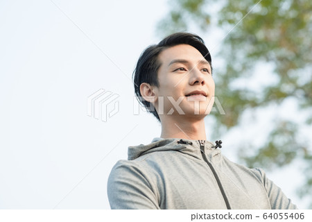 戶外運動的年輕人 戶外運動的年輕人 64055406